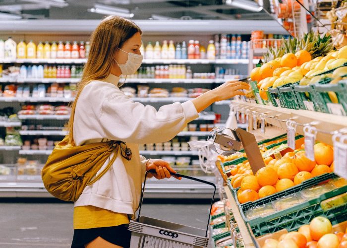 Mujer realizando compras de supermercado
