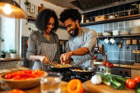 pareja cocinando